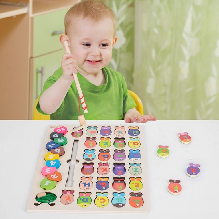 jeu de pêche magnétique en bois joué par un enfant