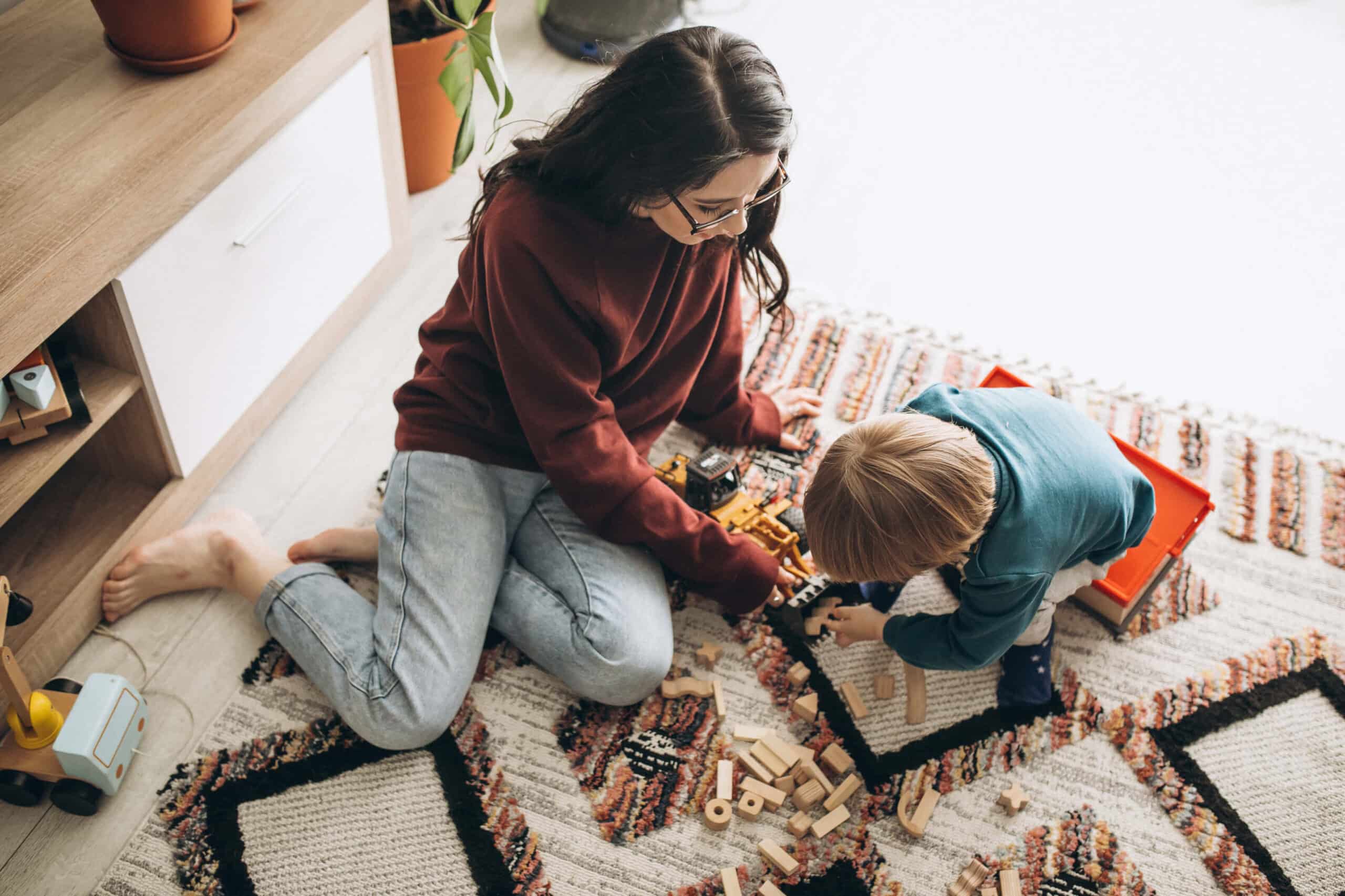 mere-jouant-son-fils-maison-jouets-montessori