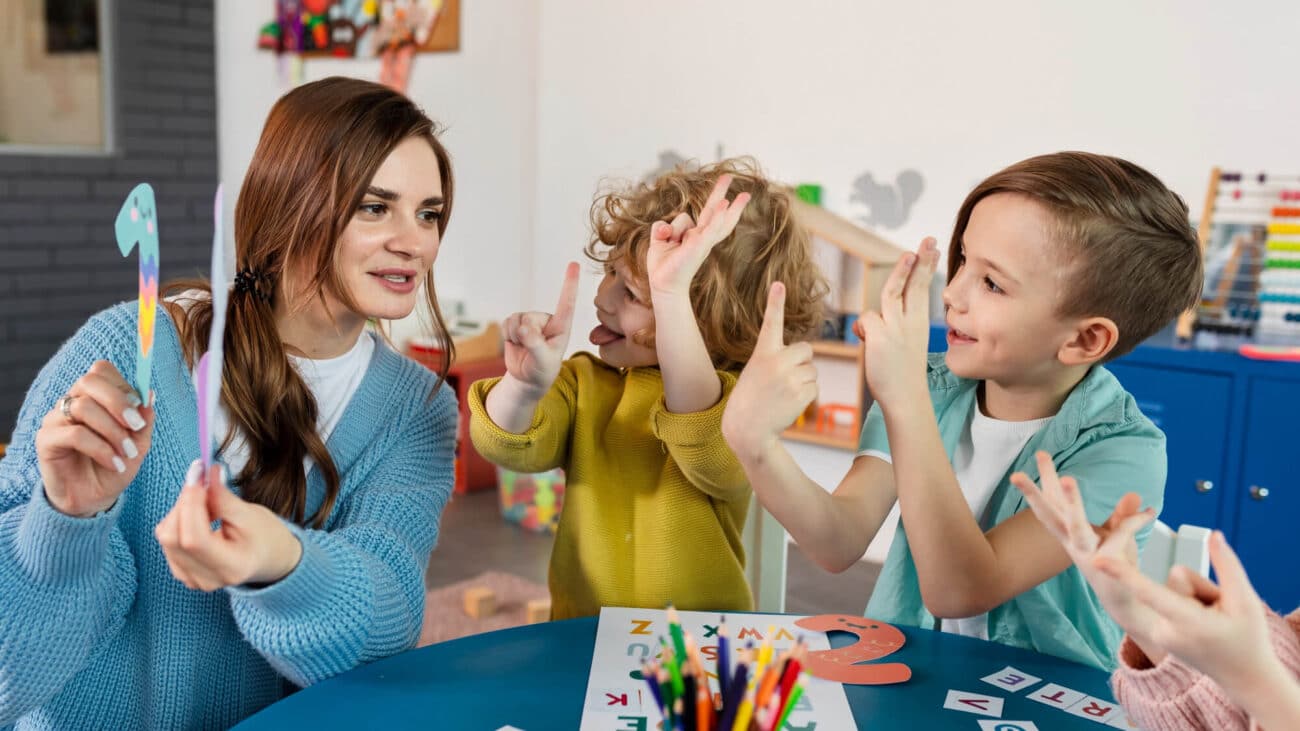 plan-moyen-enfants-enseignant montessori-table