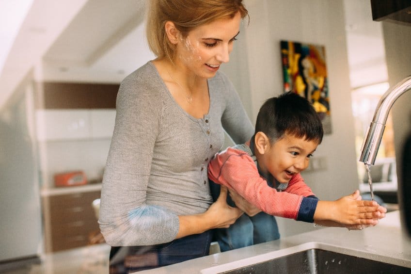 tour observation montessori mère enfant vaisselle